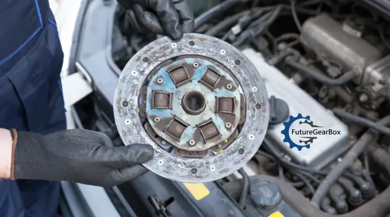 با ۵ نشانه قطعی فرسودگی صفحات کلاچ داخلی گیربکس اتوماتیک آشنا شوید. دلایل گاز هرز خوردن و راهکار قطعی آن یعنی تعمیر اساسی (Overhaul) را بشناسید.